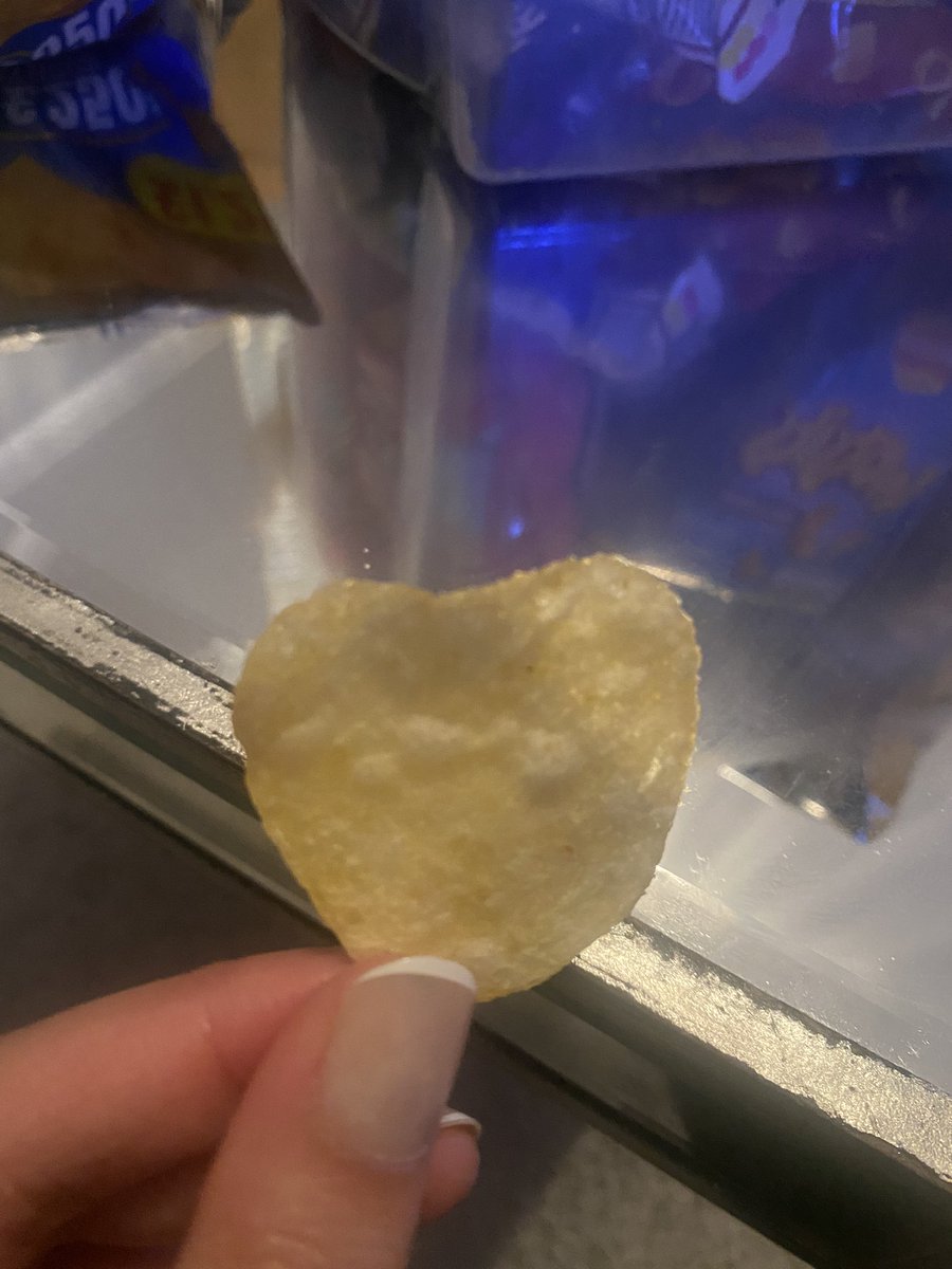 xSaffinax's tweet photo. @walkers_crisps #lovefromwalkers  Elainas heart shaped crisp https://t.co/TZX4TDzs4H