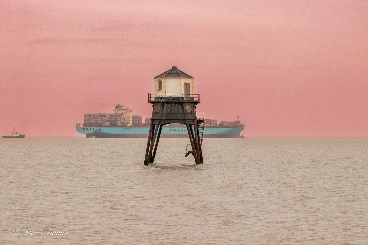 Marky64's tweet photo. A few pics from last weekend at Dovercourt. The cast-iron towers of Dovercourt High and Low Lighthouses were built in 1863 to work as leading lights, guiding vessels around Landguard Point.
They were also known as the Dovercourt Range Lights #Lighthouse #essex https://t.co/sLcKrjwE5R