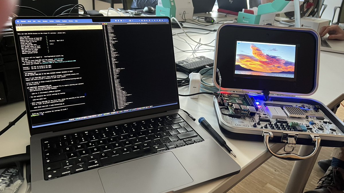 evil4dmin's tweet photo. #BigData auf kleinen Computern - #IoT #LoRaWAN Sensordaten mit #mqtt, #influxdb und #grafana auf dem @Raspberry_Pi verarbeiten. Workshop mit @caspararmster beim #oddmo23 https://t.co/GdmK0nTKno