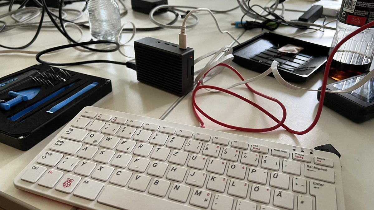 evil4dmin's tweet photo. #BigData auf kleinen Computern - #IoT #LoRaWAN Sensordaten mit #mqtt, #influxdb und #grafana auf dem @Raspberry_Pi verarbeiten. Workshop mit @caspararmster beim #oddmo23 https://t.co/GdmK0nTKno