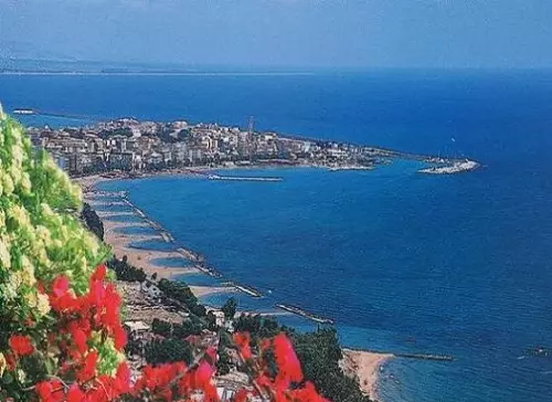 susymar_0612's tweet photo. #Crotona, capital del mismo nombre, se encuentra en la costa oriental de #Calabria #Italia
Se sitúa frente al Mar #Jónico en una zona llamada Golfo de Tarento
Posee una gran influencia griega ya que fue fundada por griegos, llegados a través del mar en el año 710 AC
Ancestros 🇮🇹 https://t.co/raS4ZoZHgR