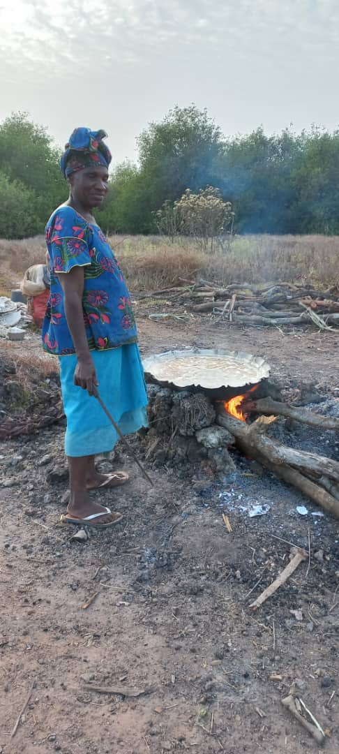 debarros_miguel's tweet photo. Ao longo do rio #Cacheu, a paisagem é formada por extensões de areia e água salobra. São #mulheres que fazem colheita do sal a partir da camada no superfície. Recolhem o #sal, que é espalhado em lonas, lavado com água salgada e filtrado. Deixam-no secar em formas postas ao fogo. https://t.co/DwtEHXKVl9