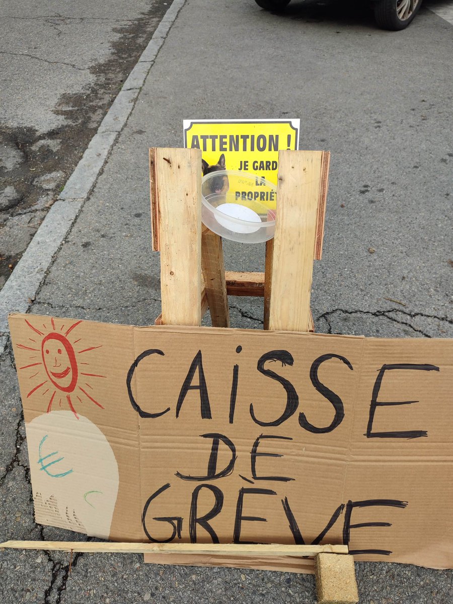sudptt4485's tweet photo. #LaPoste #Nantes Réunis en AG les grévistes reconduisent le blocage à l'unanimité jusqu'à lundi et s'organisent pour une 3ème nuit #OnTientLeLieu 💥 #ReformeDesRetraites 
Tous les soutiens sont les bienvenus ✊️ https://t.co/Mmo3IGZdOn