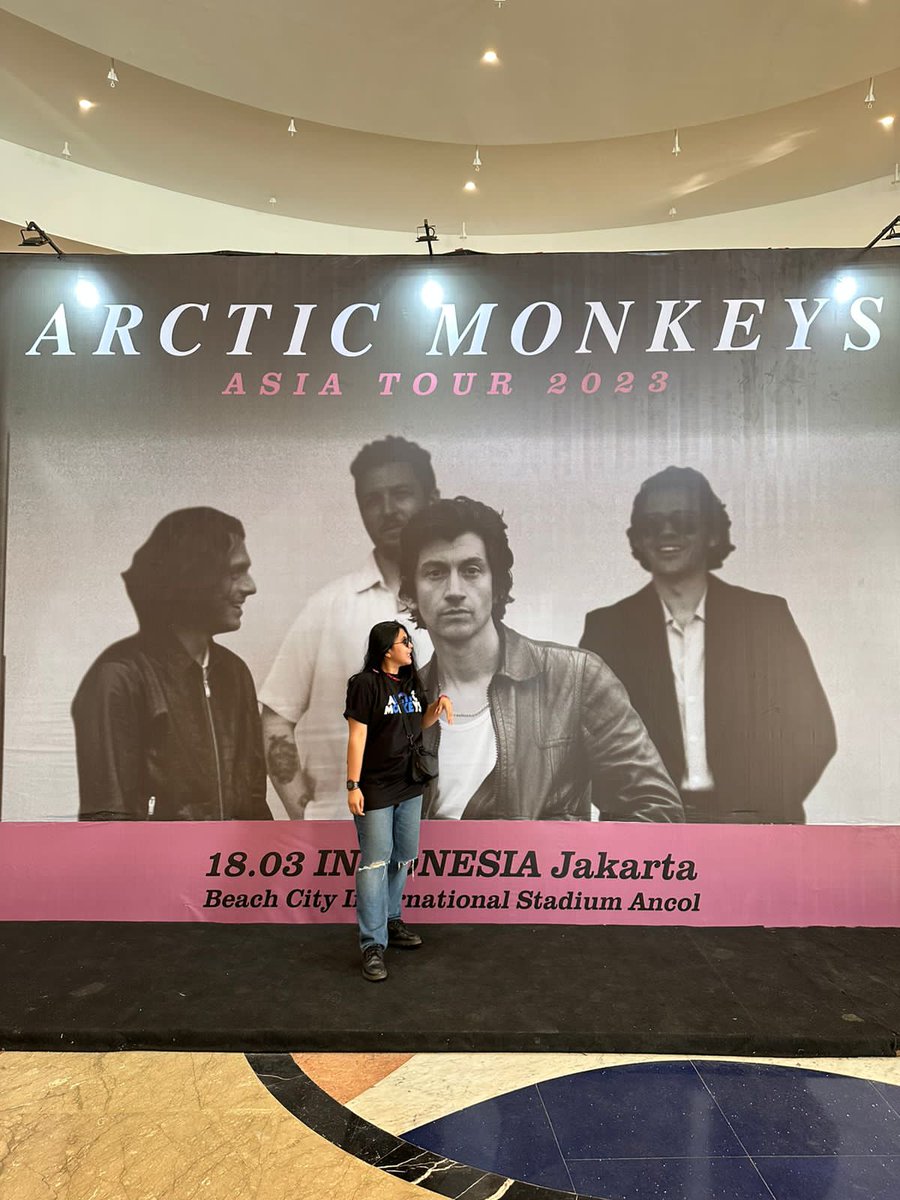 Hari ini pake baju banyak kembarannya wkwkwkwk
Ya Allah akhirnya aku menghirup udara di ruangan yang sama dengan crush-ku sejak Tumblr berjaya.
Masya Allah Tabarakallah ✨😭