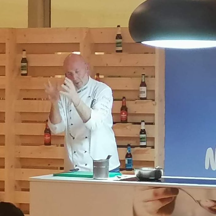 TomeuCuiner's tweet photo. Tomeu y su concepto 
"Cru-Asian-Sigh". Cocina de intuición asiática con toques mediterráneos #showcooking @TomeuCaldentey #cuiner @proturchef #sacoma #GastroWeekend #proturchef23 https://t.co/JlepZdRaD2