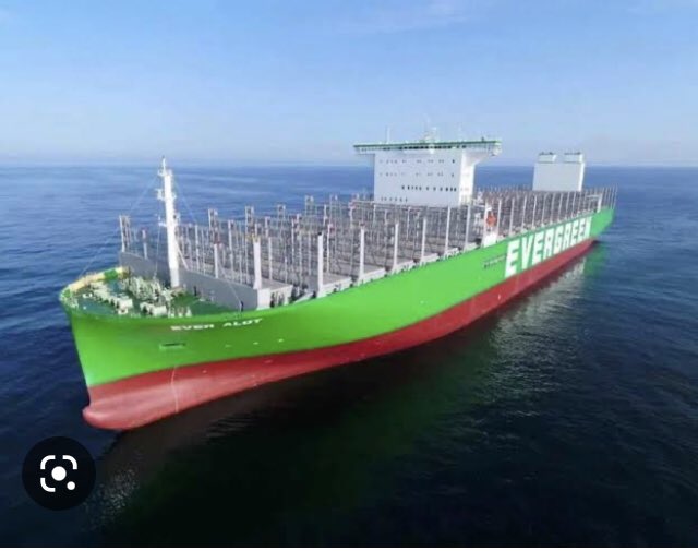 menyboydgo's tweet photo. @RincnCuriosoo #EverAlot el barco carguero más grande del mundo de 400 m de eslora por 61,5 m de manga y 33.2 m de altura. Saquen sus conclusiones ante la comparación de la publicación. https://t.co/Rnm2KQywSY