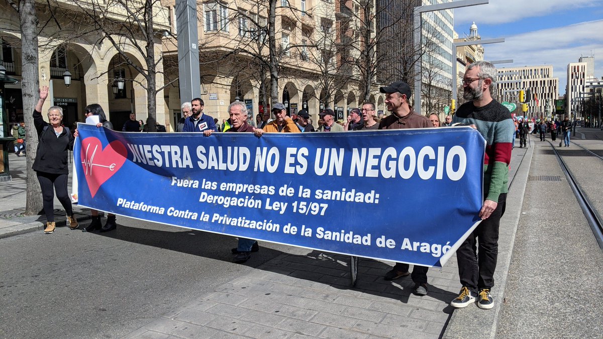 arainfonoticias's tweet photo. 📣 "Hemos llegado a una situación límite": multitudinaria manifestación en Zaragoza con un grito unánime: salvar la #SanidadPública, universal, de calidad y accesible, y blindar el futuro de la Atención Primaria: https://t.co/EmAAw4p0ab

✍️ Crónica de @igoiz17 
#DefiendeLaSanidad https://t.co/WbPGvcC1td