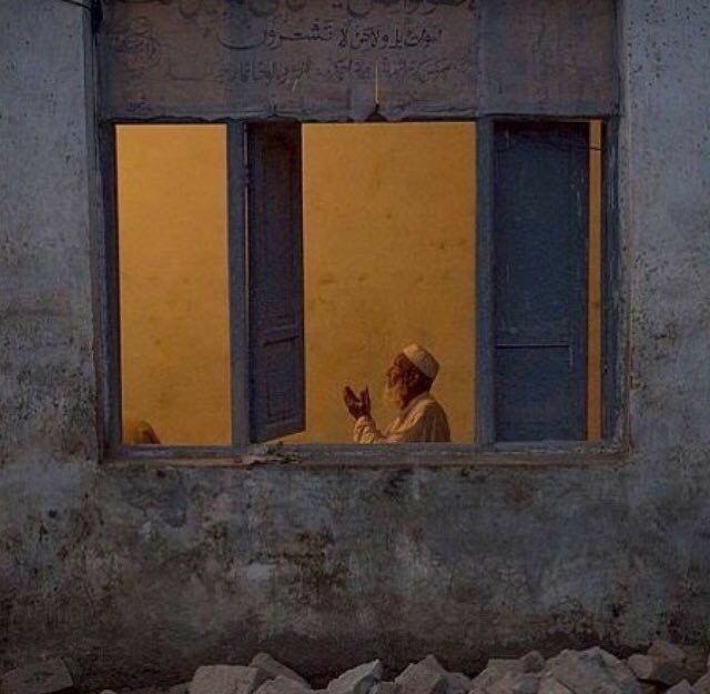 "فِرُّوا إلى اللهِ من خَيباتِ أنفُسِكُم 
ما أقربَ اللهَ لا بابٌ ولا حُجُبُ"