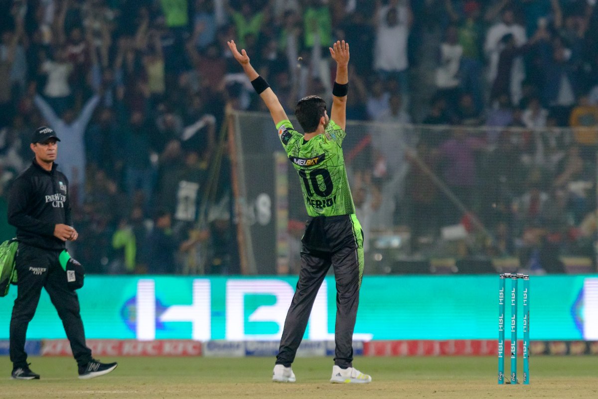 DButt22's tweet photo. The best PSL final ever. Paisa wasool ♥️ #HBLPSL8 https://t.co/tpT47H8vH9