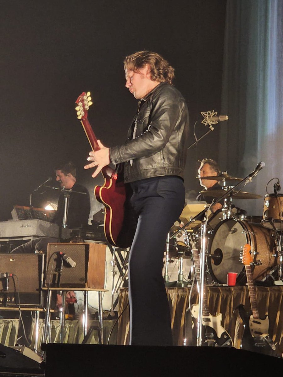 cautiousbeast's tweet photo. 🤍 @ArcticMonkeys https://t.co/ZlWPIxUz0s
