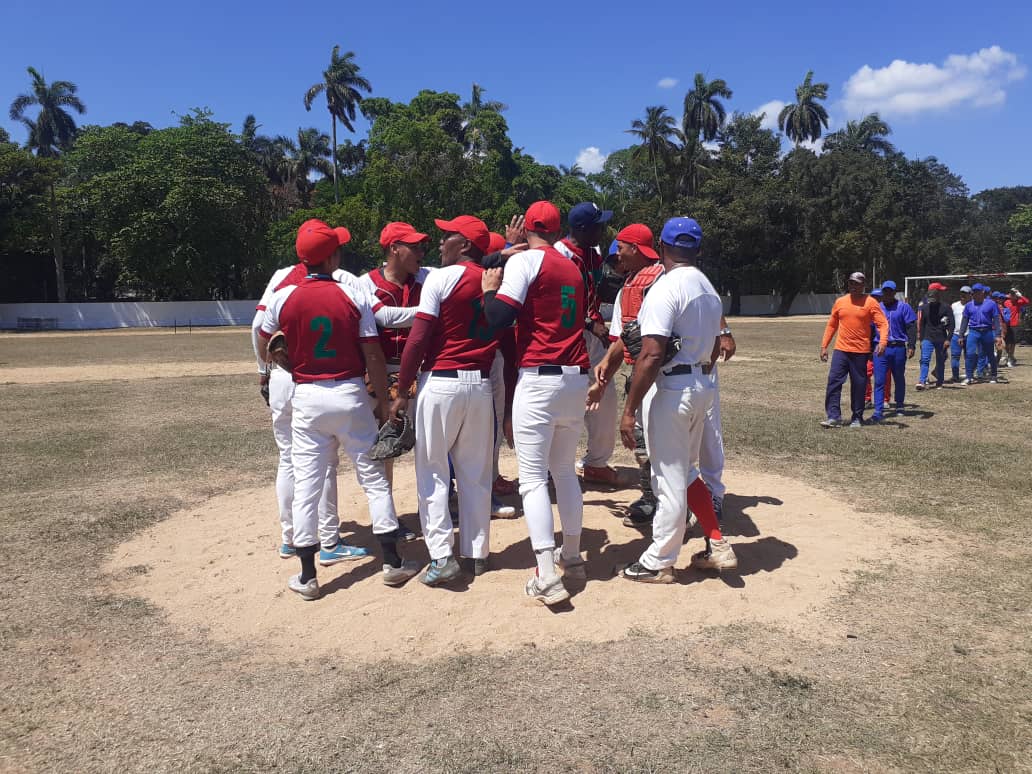 GuerreraCubana5's tweet photo. En @1raEnRevolucion también somos #TeamAsere 🇨🇺🇨🇺🇨🇺
.
.
.
#VaXTodos
#JuntarYVencer 
@MinfarC 
@aylinalvarezG @DeZurdaTeam_ 
 @ChaconEynis
@LzaroCabrera9 https://t.co/3GF5tTrvZT