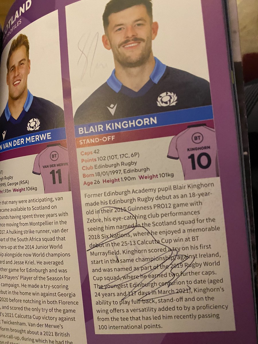 Lots of autographs in the end, waited about 2 hours for them 🙈 #AsOne #SixNations2023 #Scotland 🏴󠁧󠁢󠁳󠁣󠁴󠁿🇮🇹🏉