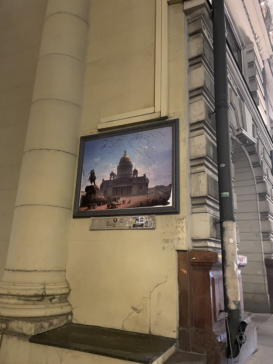 Я не поняла почему картина висит в центре города, да еще на улице, ну ладно