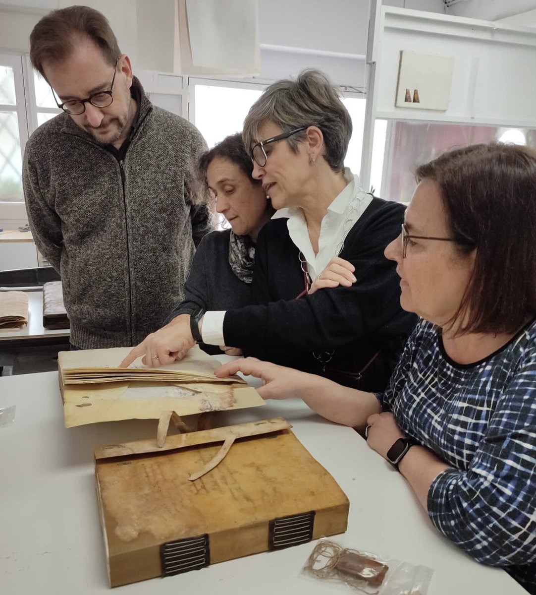 taller_BBlasi's tweet photo. Avui els col·legues de la @FIMA_UB que formem part de #CODICIS han vingut de visita al taller, després hem anat de calçotada i per rematar la jugada els he dut de ruta per Tiana ✨
#TeamBuilding, en diuen, tenim samarretes i tot! https://t.co/ieh92IuUga