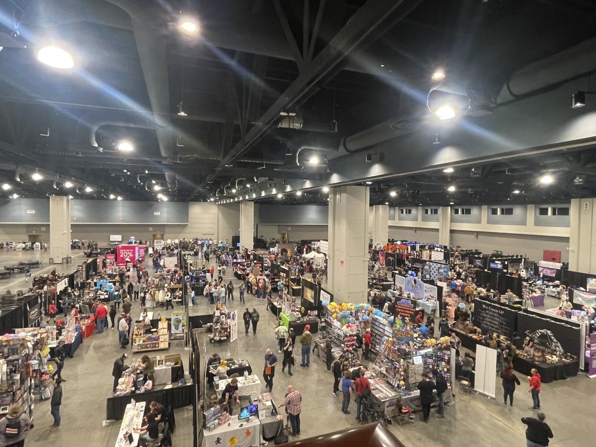 WNCN's tweet image. Thousands in Raleigh gather for Playthrough Gaming Convention trib.al/6sTsv5u
