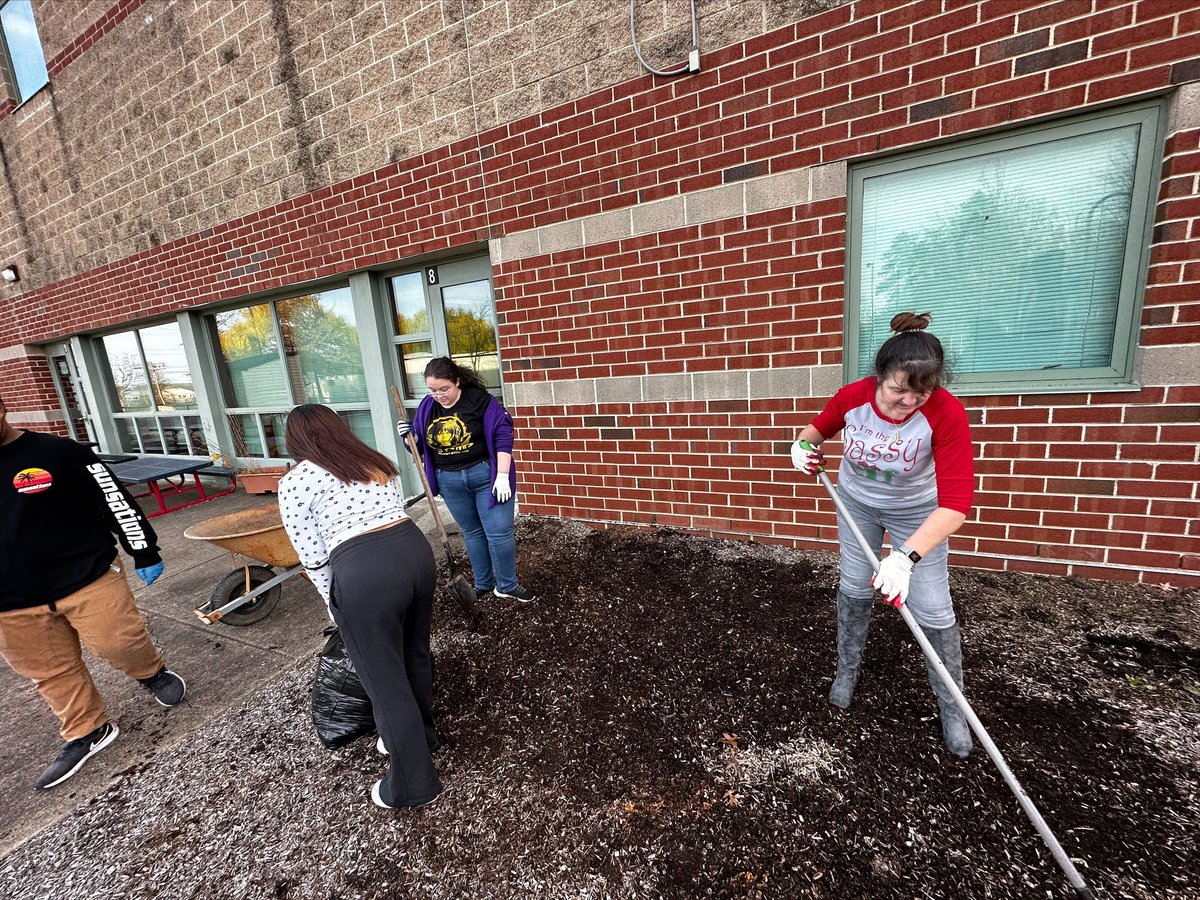 jdawgboyce's tweet image. So thrilled Freedom’s proposal to the #AWSInCommunities Northern Virginia Sustainability Fund has been accepted! Transformation to a #nativepollinator garden can begin! #CENS @FHSPRINCSMITH @FreedomHS_PWCS @PWCSNews @PWCSEnergyTeam @awscloud