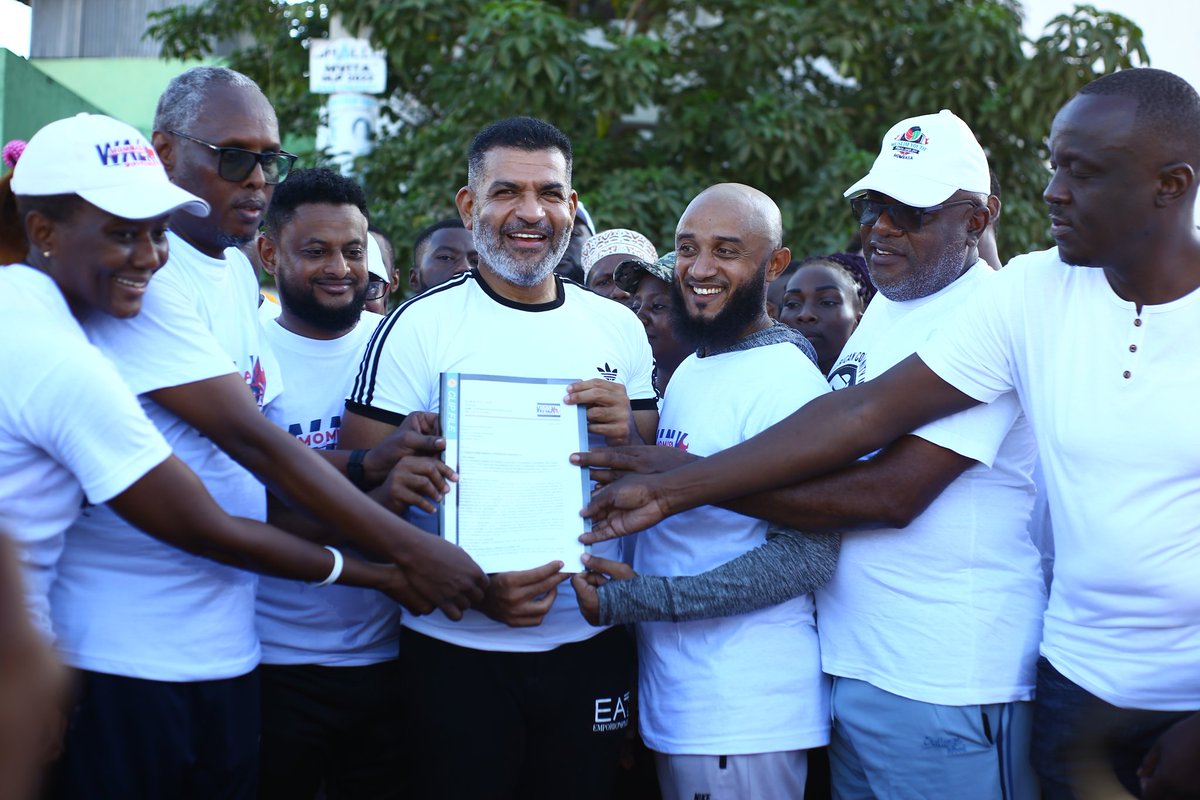 comred_'s tweet photo. Our key takeaway from the memorable handover of the signed #Mombasawalk petition to the Mombasa governor @A_S_Nassir by @mombasawalkmovement  founder: Walking and cycling is one way to combat #ClimateChange. 

Click the link for details of the petition
https://t.co/jb8MqsCWJj https://t.co/FeKHIQGipP