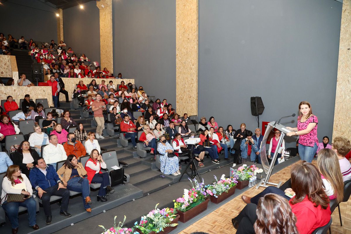 caroviggiano's tweet photo. 🔴 Lo que las mujeres mexiquenses no hagan por ellas, nadie lo hará.

El odio y mentiras promovidos desde el poder, buscan generar miedo y confusión.

¡Con valentía y amor defendamos al gran Estado de México!

📸 Seminario @OnmpriNacional https://t.co/gLP5UBGwqq