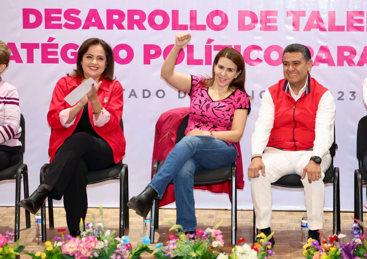 caroviggiano's tweet photo. 🔴 Lo que las mujeres mexiquenses no hagan por ellas, nadie lo hará.

El odio y mentiras promovidos desde el poder, buscan generar miedo y confusión.

¡Con valentía y amor defendamos al gran Estado de México!

📸 Seminario @OnmpriNacional https://t.co/gLP5UBGwqq