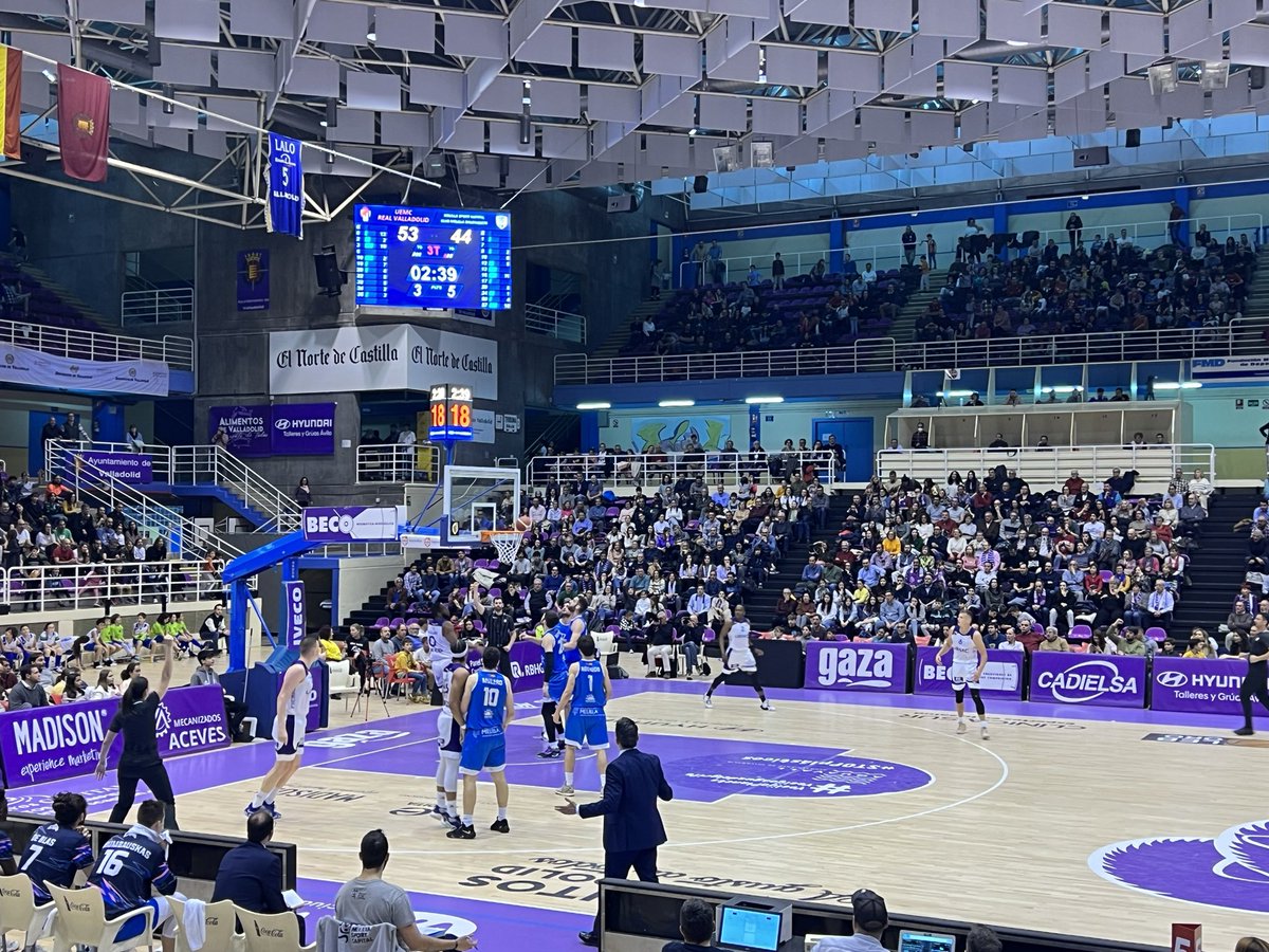 JesusJCarnero's tweet photo. Hoy antes de iniciar el partido @RVBaloncesto con @melillabcto hemos recordado a Pepe #Moratinos (DEP) 🏀 @FBCyL https://t.co/UVLMctTH3z