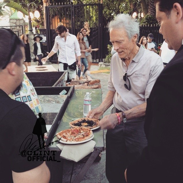 EastwoodMalpaso's tweet photo. Having Pizza at Coachella https://t.co/rvq1lO8nhD