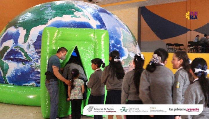 CeasPueOficial's tweet photo. #CEASPUEInforma 📰 | Con “Domo Educativo” y “Manual Interactivo de Saneamiento” el @Gob_Puebla a través de la Comisión promueve el cuidado del medio ambiente con estudiantes en #Tlatlauquitepec. ✍🏼📷 https://t.co/E2rviDF1gs
#HagámosloJuntos
#PorPuebla
@JuanPablo_CC22 https://t.co/fOMOd78tQr