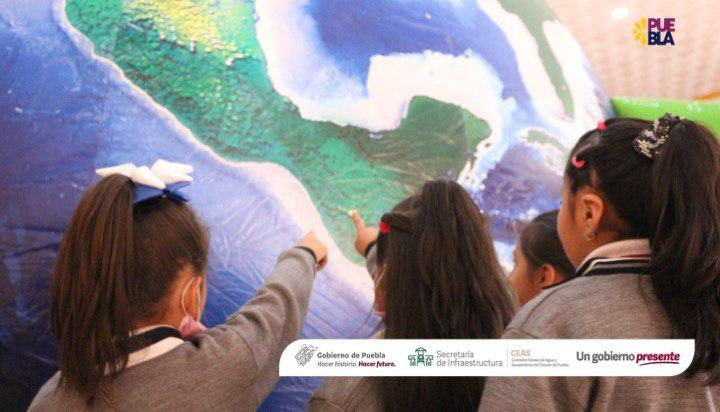 CeasPueOficial's tweet photo. #CEASPUEInforma 📰 | Con “Domo Educativo” y “Manual Interactivo de Saneamiento” el @Gob_Puebla a través de la Comisión promueve el cuidado del medio ambiente con estudiantes en #Tlatlauquitepec. ✍🏼📷 https://t.co/E2rviDF1gs
#HagámosloJuntos
#PorPuebla
@JuanPablo_CC22 https://t.co/fOMOd78tQr