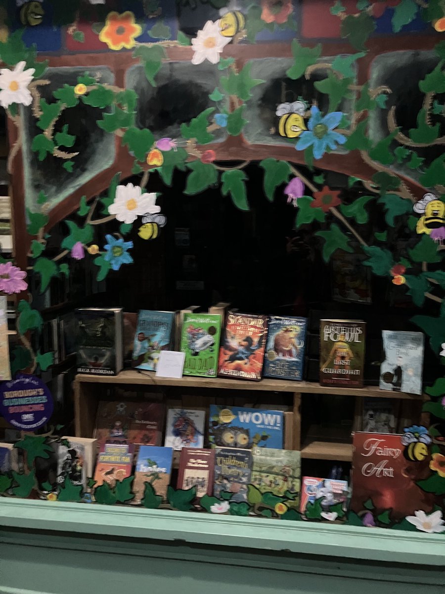 GreenHouseB00ks's tweet photo. See our shop front windows, anything of interest? #indybookshop #independentbookshop #davehaslam #childrensbooks #alexferguson #fit https://t.co/qoaAWwTHD4