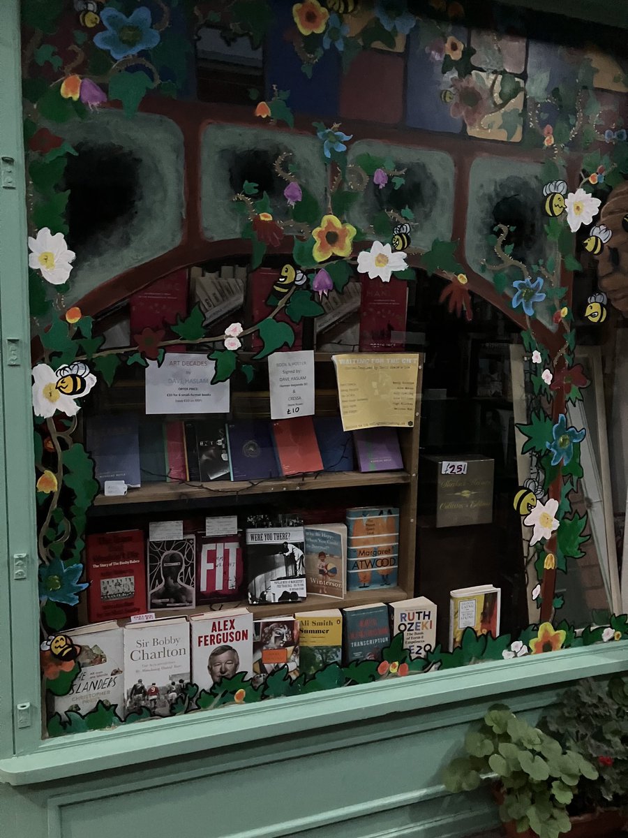 GreenHouseB00ks's tweet photo. See our shop front windows, anything of interest? #indybookshop #independentbookshop #davehaslam #childrensbooks #alexferguson #fit https://t.co/qoaAWwTHD4