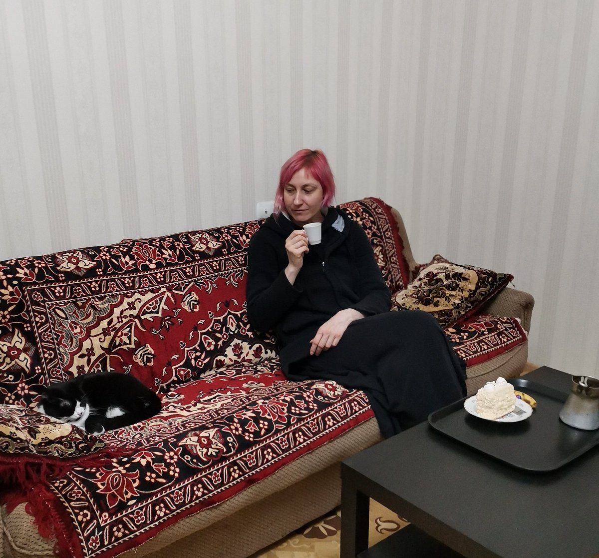 Shima_original's tweet photo. Me drinking coffee in the hall of my temporary home in Armenian village among mountains ☕
...meanwhile, my money are going to zero, and a new full-time job has not yet been found 🙄
#keep_calm_and_drink_coffee #technical_writer #junior_frontend_developer #open_to_work https://t.co/MbVM1RMJMZ