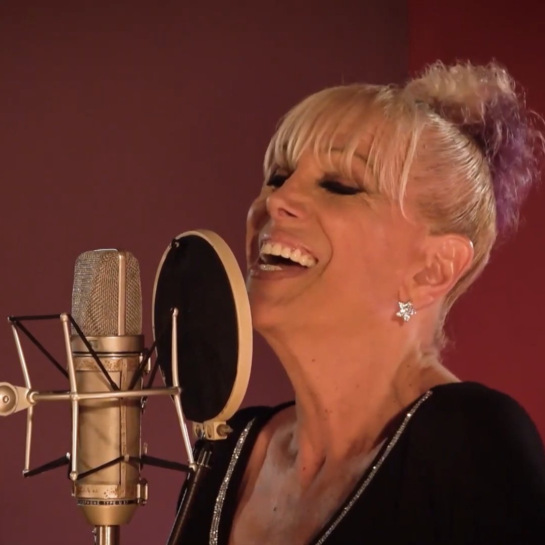 hanka_kauf's tweet photo. Estoy orgullosa de ser tu fan desde otro lado del mundo ❤️ Te amo para siempre ❤️ Ojalá nos vemos pronto @valerialynch 
Feliz día a todos los fans de esta linda cantante ❤️   #diadelfan https://t.co/F9Z4xH0hId