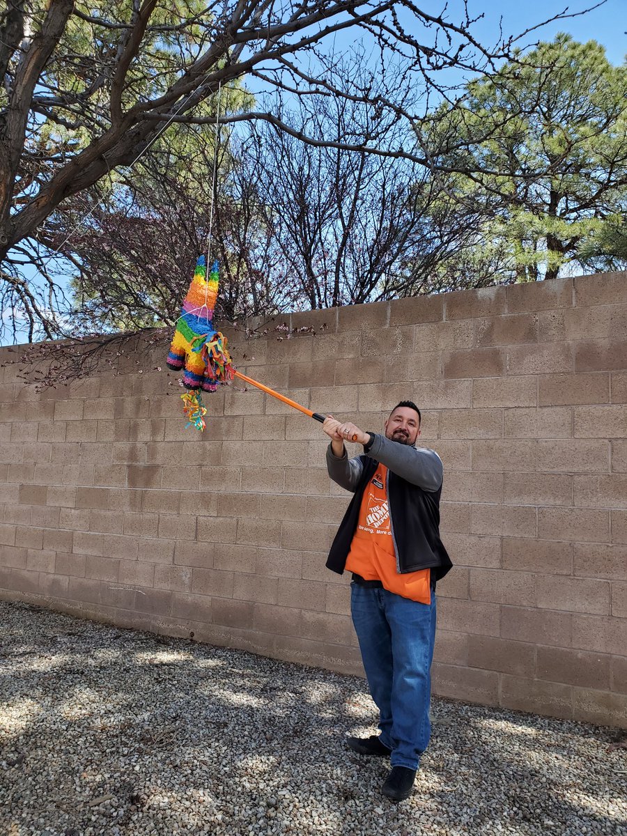 DeniseB16513963's tweet photo. Pinata time at the 3501 Success Sharing Fiesta! Pinatas filled with confetti, poker chips and lots and lots of candy!
@nickthd1 
@MattCramer179 
@Melinda11521488 
@flipflopstm https://t.co/xLa3VmdPkz