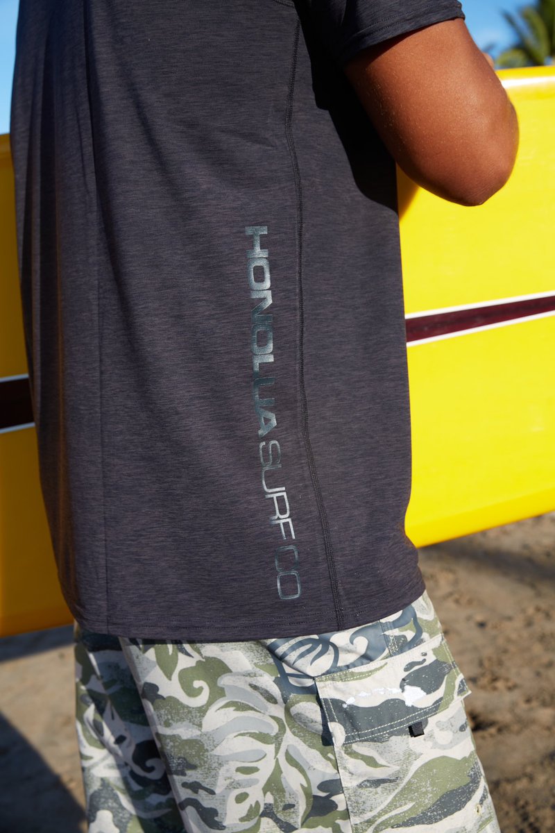 Honolua_SurfCo's tweet photo. Shred up the surf in one of our colored {HEATHERED LINK} rash guards! Serving up style with graphics at the chest and back, this loose fit surf tee is crafted from stretch Honotex, with 40+ UPF sun protection. Stop in this weekend to pick one out!👌🏽🏄🏻‍♂️🌊🏄🏻‍♀️🔆🤙🏽 #surfinstyle https://t.co/rVrX3HaFHw