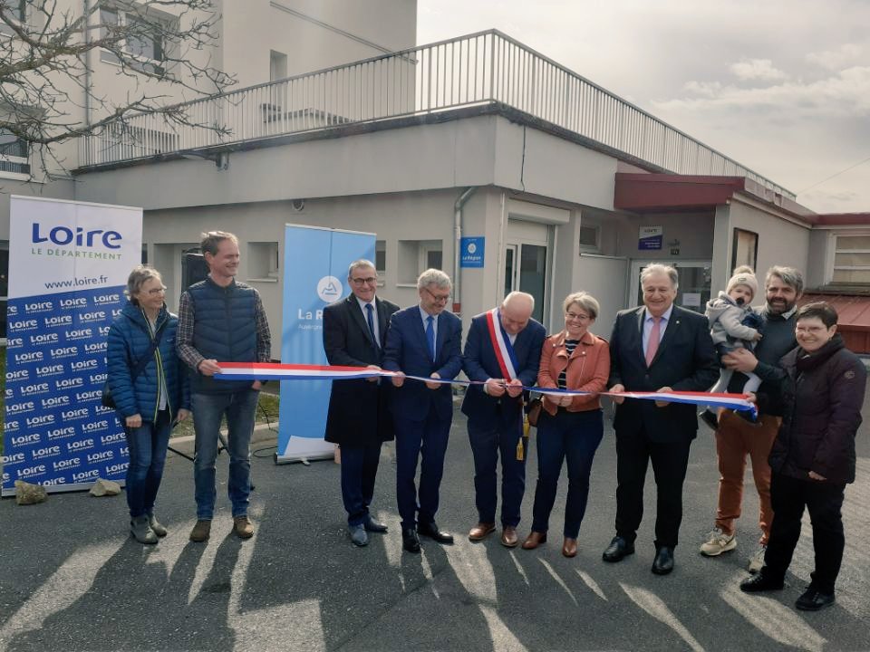 Prefecture42's tweet photo. 🎉 #Inauguration du cabinet dentaire de #Marlhes en présence de D. Schuffenecker, secrétaire général de la Loire, et de JF Chorain, maire de la commune
➡️ L'État soutient le développement de la ruralité avec le fonds national d'aménagement et de développement du territoire #FNADT https://t.co/bGsJ8ck2MN