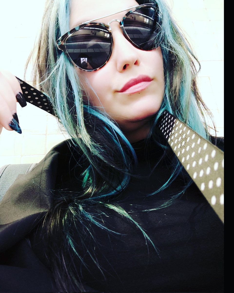 LaNinaBizzarra's tweet photo. 🤘🏻
#LaNiñaBizzarra #LaNinaBizzarra #Cyber #Cybergoth #Goth #Raver #VisualKey #VKey #VisualKei #VKei #Alternative #AlternativeGirl #AlternativeWoman #GothGirl #GothWoman #VKeyGirl #VKeyWoman #VKeiGirl #VKeiWoman #Shinto #Akuma #bluehair https://t.co/D2hQh3TGx9