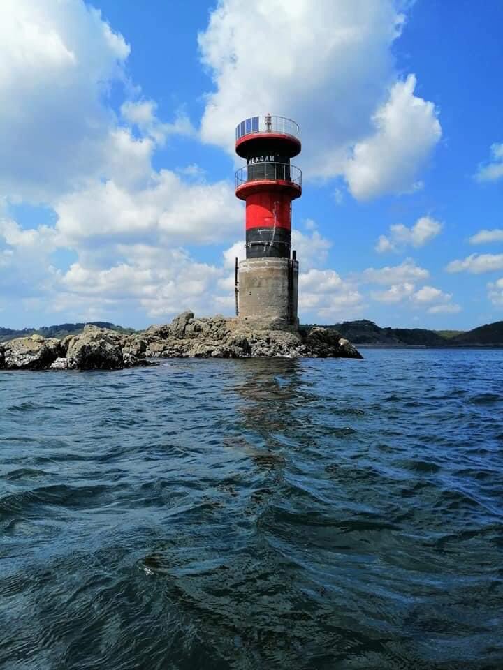VigiesduMinou's tweet photo. La balise du Mengant veille au milieu du #goulet de #Brest Vauban et d’autres voulurent y construire un fort. La puissance de la mer eut raison de tous ces projets
https://t.co/Z97FIMnNpt https://t.co/qhTVEzXYVQ