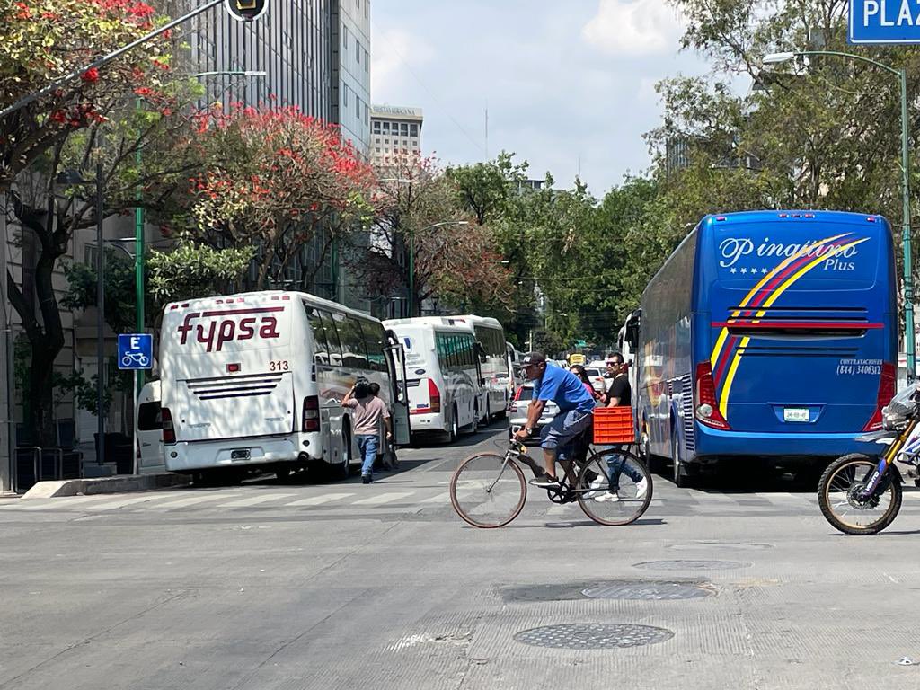 SLP_Today's tweet image. Ya empezó el #AcarreadosFest 

Compartan sus fotos de los acarreos masivos. Miles de millones de dinero público tirado al drenaje 

#AcarreoDelBienestar