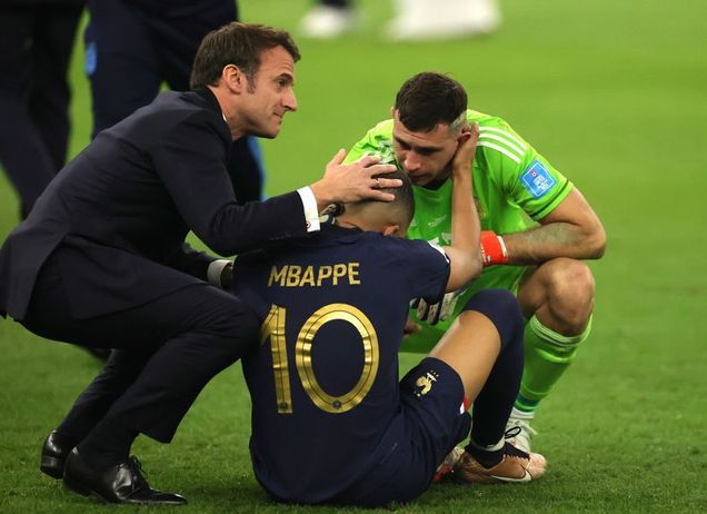 Cet homme, capable de descendre au milieu d'un stade de foot pour consoler un joueur devant 1,5 milliard de téléspectateurs, n'a pas le moindre mot quand il s'agit de répondre à son peuple. Macron la honte.