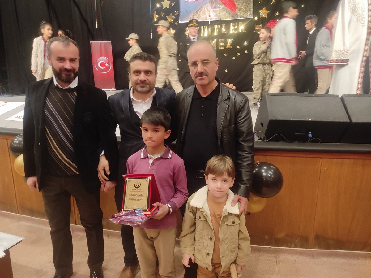 AhlatKale's tweet photo. 18 Mart Çanakkale Zaferi ve Şehitlerimizi Anma Günü münasebetiyle  İlçe Milli Eğitim Müdürlüğü tarafından düzenlenen resim yarışmasında "İlçe İkincisi" olan öğrencimiz Ramazan Coşkun' u ve emeği geçen öğretmenlerimizi tebrik ediyoruz.@Korkmazemin49 @fikretdag01 @Ozdenmutluk49 https://t.co/bjhG7FP3UP