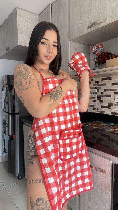 When I cook naked it tastes better 🧃 https://t.co/sTwjuTNnYE