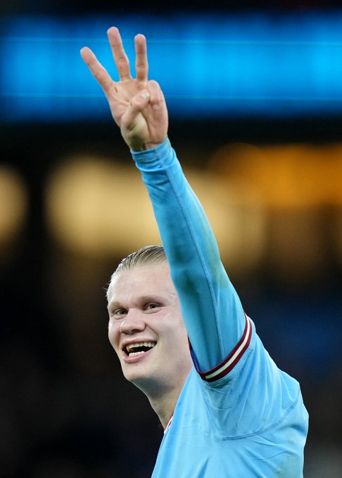 VSportsTM's tweet photo. Erling Haaland:

🇦🇹Salzburgo - 29 goles en 27PJ (promedio 1.07)
🇩🇪Dortmund - 86 goles en 89PJ (promedio 0.97)
🇳🇴Noruega - 21 goles en 23PJ (promedio 0.91)
🏴󠁧󠁢󠁥󠁮󠁧󠁿City - 42 goles en 37PJ (promedio 1.14)

178 goles en 176PJ. Promedio superior a 1 por partido. 22 AÑOS. Un disparate.🤖 https://t.co/l4yD7Lt9ZX