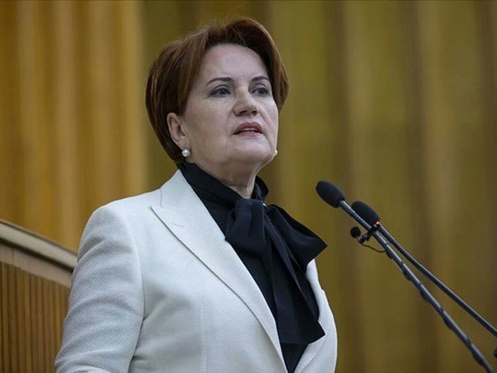 brc_x_'s tweet photo. Kırgınlıklarını seçim sonrasına bıraktığını ifade eden Meral Akşener:

“Tuhaf bir linç yedim. Bir gün evvel beni övmeye doyamayanlar, ertesi gün insan onuruna aykırı çirkin sözlerle üzerime yürüdü.” https://t.co/TMbwg6pQjJ