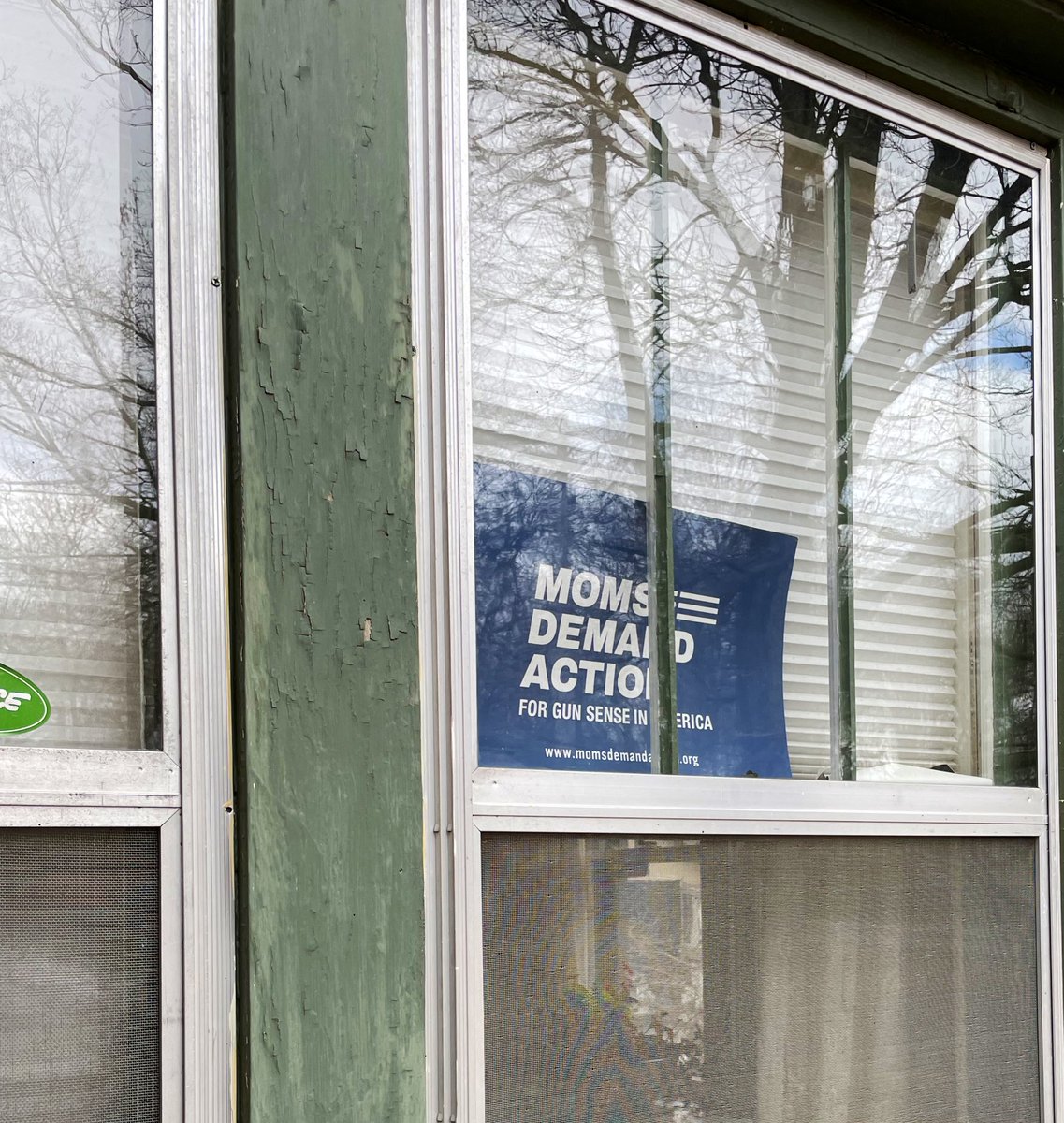 Inspiration on this frigid Missouri Saturday: to be out canvassing and spot a neighbor (one you don’t know) who has her own @MomsDemand sign up in the front window. 

#GunSenseVoter #MomsAreEverywhere