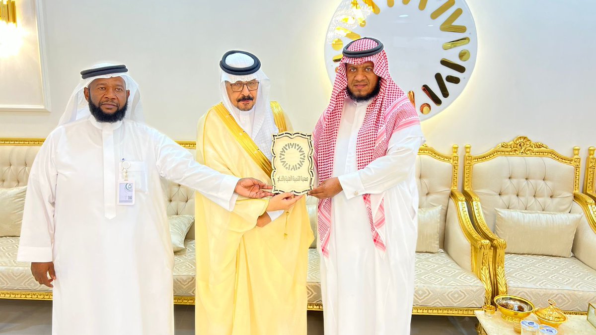 nhdossary's tweet photo. محافظ محافظة #الأفلاج 
يكرم فروع جمعة انسان جنوب الرياض المشاركة في الملتقى
ويثني على جهود الجمعية في خدمة ورعاية الايتام https://t.co/SV4GnXnVsA