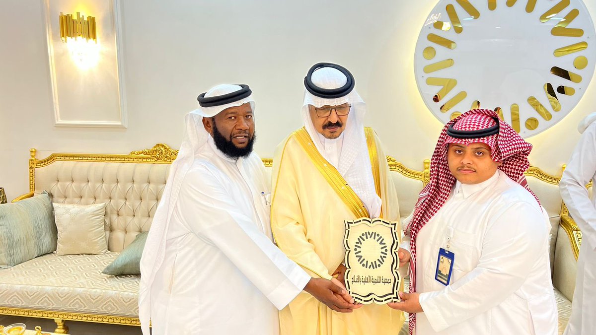 nhdossary's tweet photo. محافظ محافظة #الأفلاج 
يكرم فروع جمعة انسان جنوب الرياض المشاركة في الملتقى
ويثني على جهود الجمعية في خدمة ورعاية الايتام https://t.co/SV4GnXnVsA