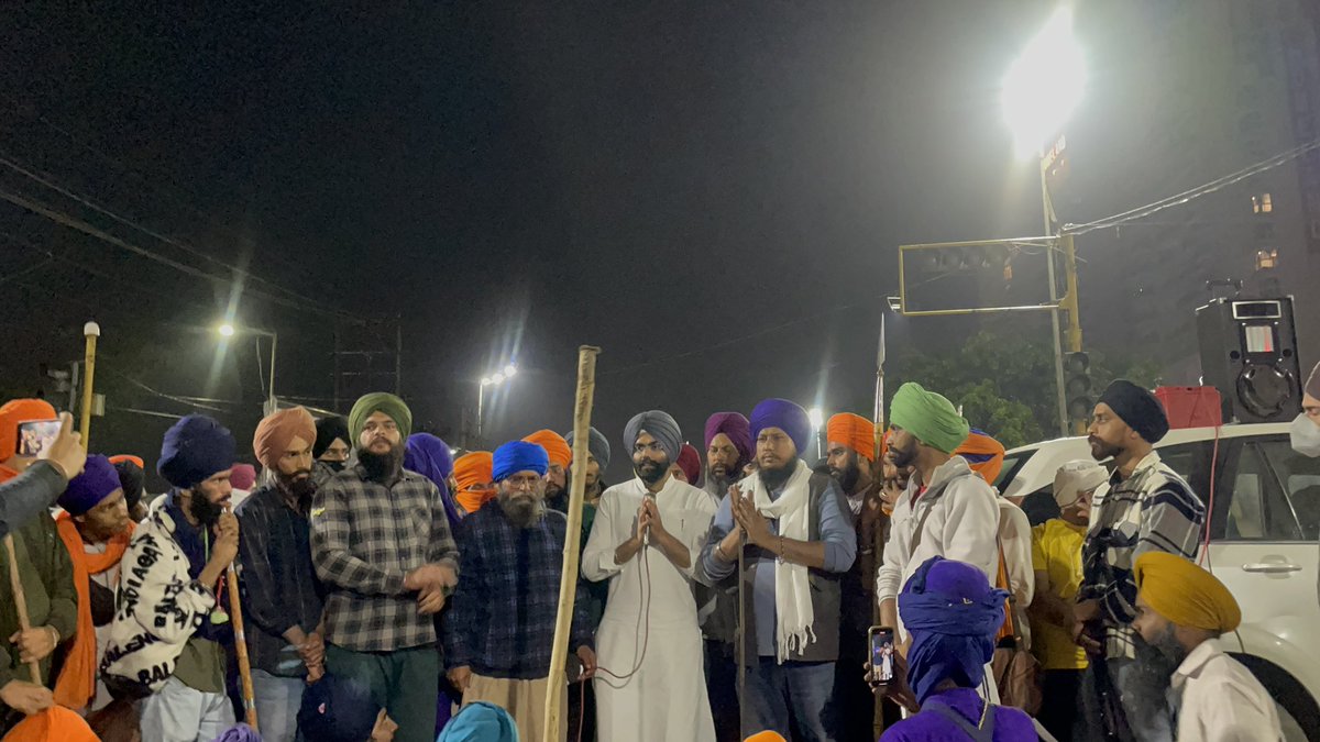PunYaab's tweet photo. Protest breaks out in Mohali against Punjab Police’s crackdown on Waris Punjab De. 
Protestors demanding information about whereabouts of Amritpal Singh from at least state minister.
Many have said that Amritpal has been arrested while police is denying it. https://t.co/Bw72sE5YEd