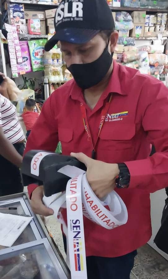 SENIAT_Oficial's tweet photo. Servidores del @SENIATRCO fortalecen el cumplimiento de obligaciones tributarias, acudiendo a comercios de #Lara #Yaracuy y #Portuguesa, para verificar la emisión de la #Factura mediante la máquina fiscal y ejecutar inhabilitación de tickeras no autorizadas por el @SENIAT_Oficial https://t.co/vkMHMhQQkz
