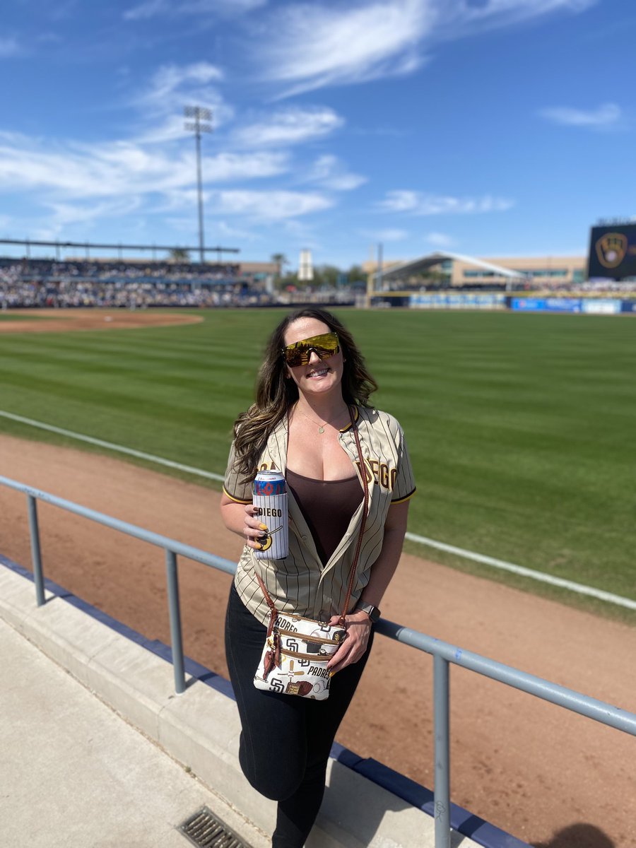MsMPirate's tweet image. Let’s go Padres (I should’ve wore shorts 🥵) #SpringTraining2023