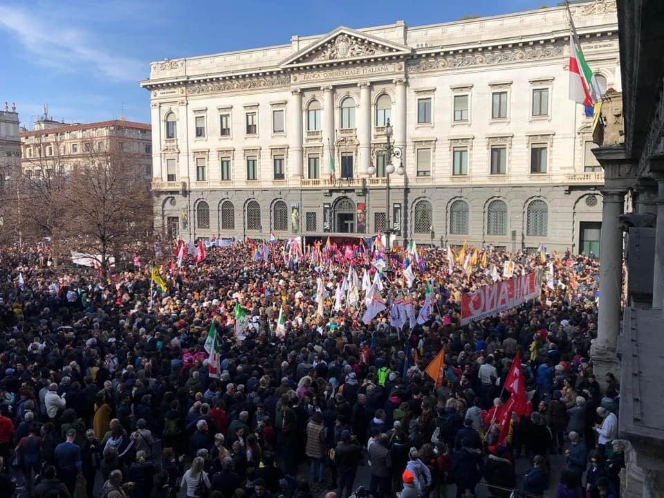 vincenzo5151's tweet photo. Che bella, oggi, piazza della Scala a Milano piena di gente. Quante penne biro alzate per reclamare i propri diritti. Lascia accese le speranze. Rende felici. Fa pensare che il vento possa veramente cambiare.

#famigliearcobaleno 
#sentinelli 
#diritti https://t.co/Zg7VVj8nsd