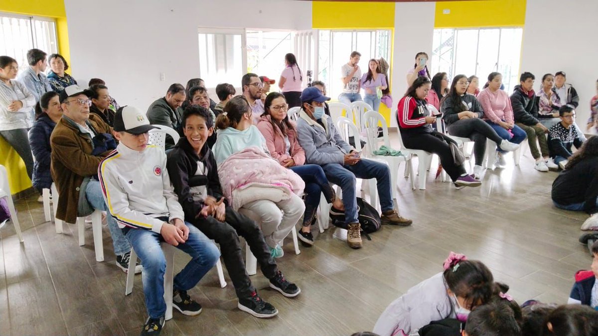 BogotaParticipa's tweet photo. En el marco de la estrategia #PACTANDO damos cumplimiento a los compromisos de Alto Fucha "Laureles, Manila, La Cecilia y Gran Colombia" localidad de @ALSanCristobal . Entrega de maletas viajeras, pícnic de la Participación y fortalecimiento a organizaciones. https://t.co/Yvbqw7ftJg